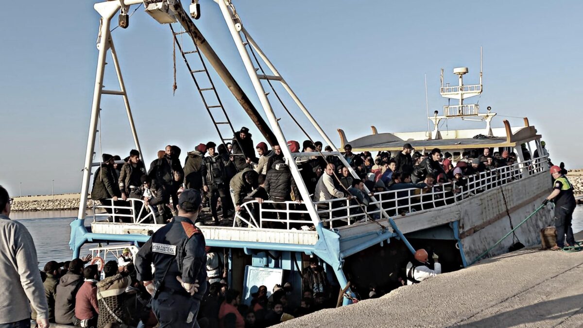 La retata degli scafisti: 18 arresti. «I migranti? Buttateli in alto mare»