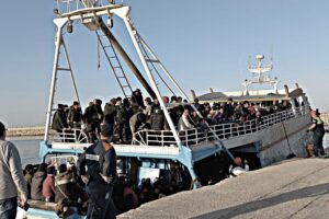 La retata degli scafisti: 18 arresti. «I migranti? Buttateli in alto mare»