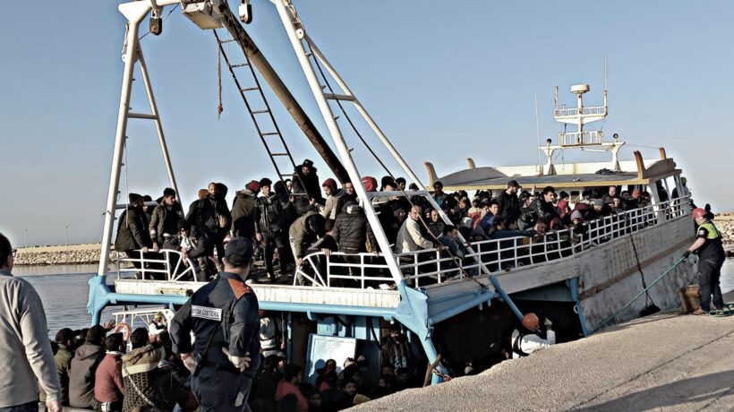 La retata degli scafisti: 18 arresti. «I migranti? Buttateli in alto mare»