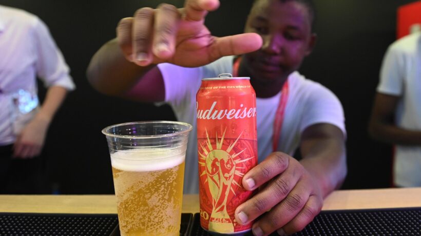 Il Qatar mette il velo pure alla birra. Non sarà venduta durante i Mondiali