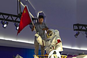 La Cina sfida gli Usa. Progetta una base nucleare sulla Luna entro il 2028