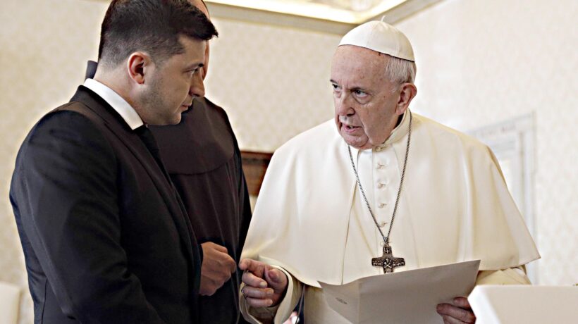 Putin accetta la mediazione del Papa. Zelensky dice no e litiga pure coi suoi