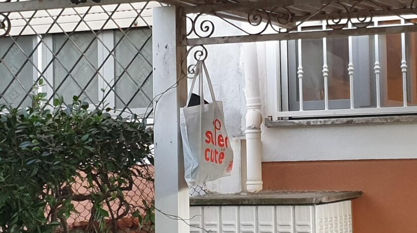 Un sacchetto contenente un paio di stivali