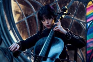 La Mercoledì firmata Tim Burton è uscita da casa Addams e fa faville