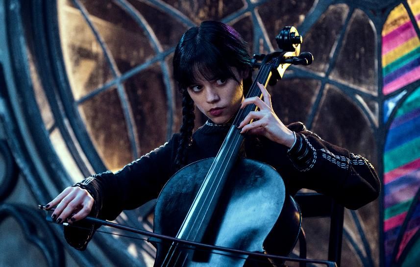 La Mercoledì firmata Tim Burton è uscita da casa Addams e fa faville