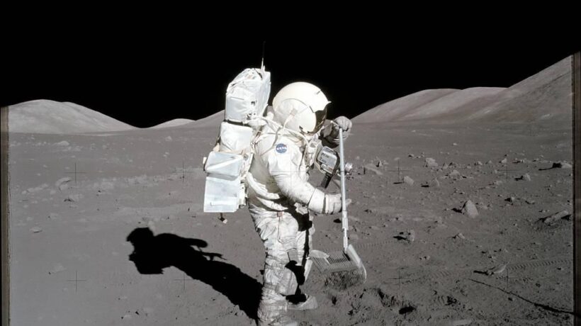 Schmitt durante la raccolta dei campioni di suolo lunare (Nasa)
