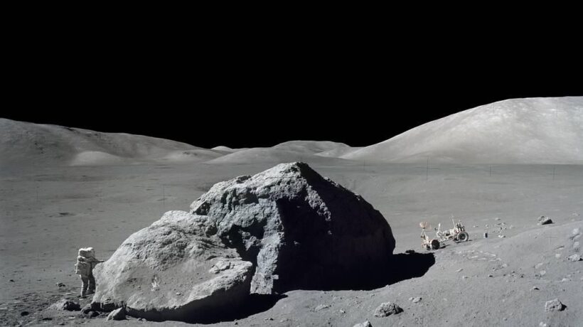 Schmitt al cospetto di un enorme masso lunare (Nasa)