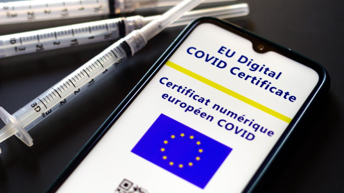 Più vaccini e più green pass: l’Ue tira dritto