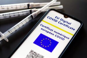 Più vaccini e più green pass: l’Ue tira dritto