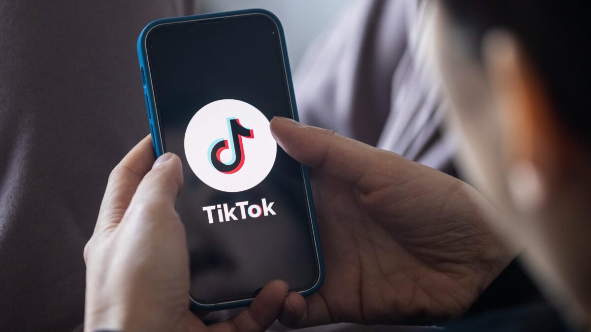 Il sospetto su TikTok: «Dà contenuti seri ai cinesi e balletti idioti ai nostri ragazzi»