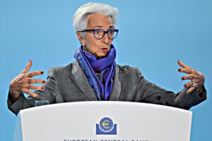 La cieca Bce insiste con la gabbia finanziaria