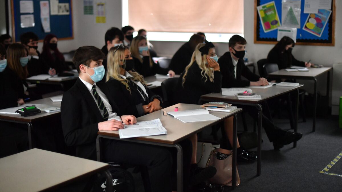 Londra studia i danni dei bavagli in classe. Qui ragazzi e maestri devono usarli ancora