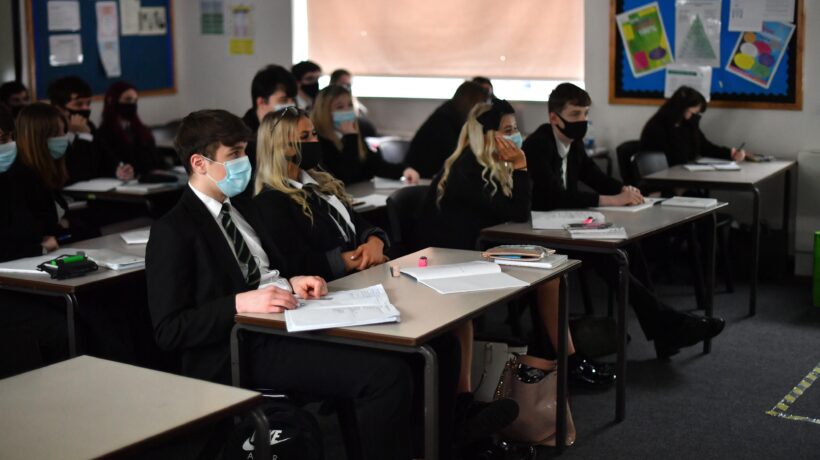Londra studia i danni dei bavagli in classe. Qui ragazzi e maestri devono usarli ancora