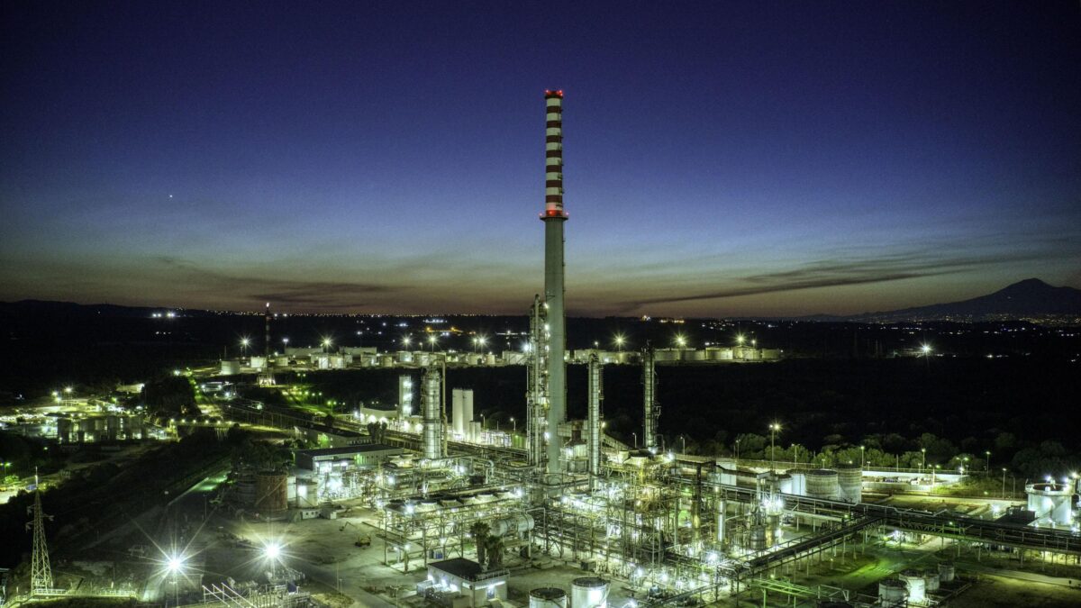 Lukoil, il governo congela le offerte e prepara la deroga all’embargo