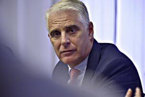 Unicredit sigla un patto con Azimut. Orcel smonta la «linea francese»