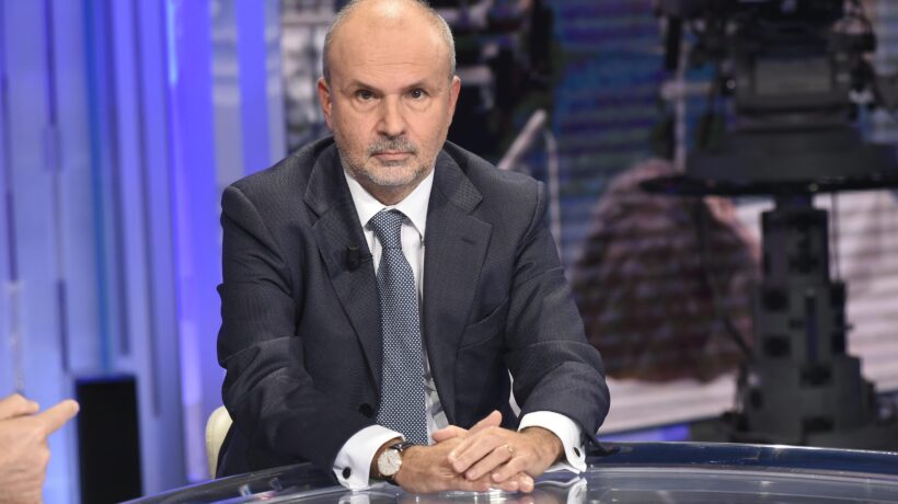«Effetti avversi, rischi per gli over 65». Ma Schillaci insiste per fare altri vaccini