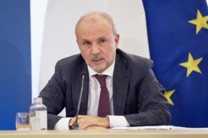Schillaci suona la sveglia sui vaccini. L’Ue risponde: più dosi e green pass