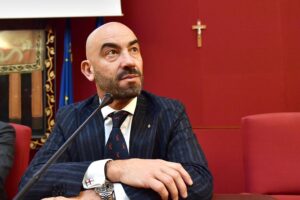 Bassetti il censore vuole che non si parli di effetti avversi
