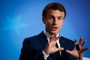 La Francia paga per farsi fare causa