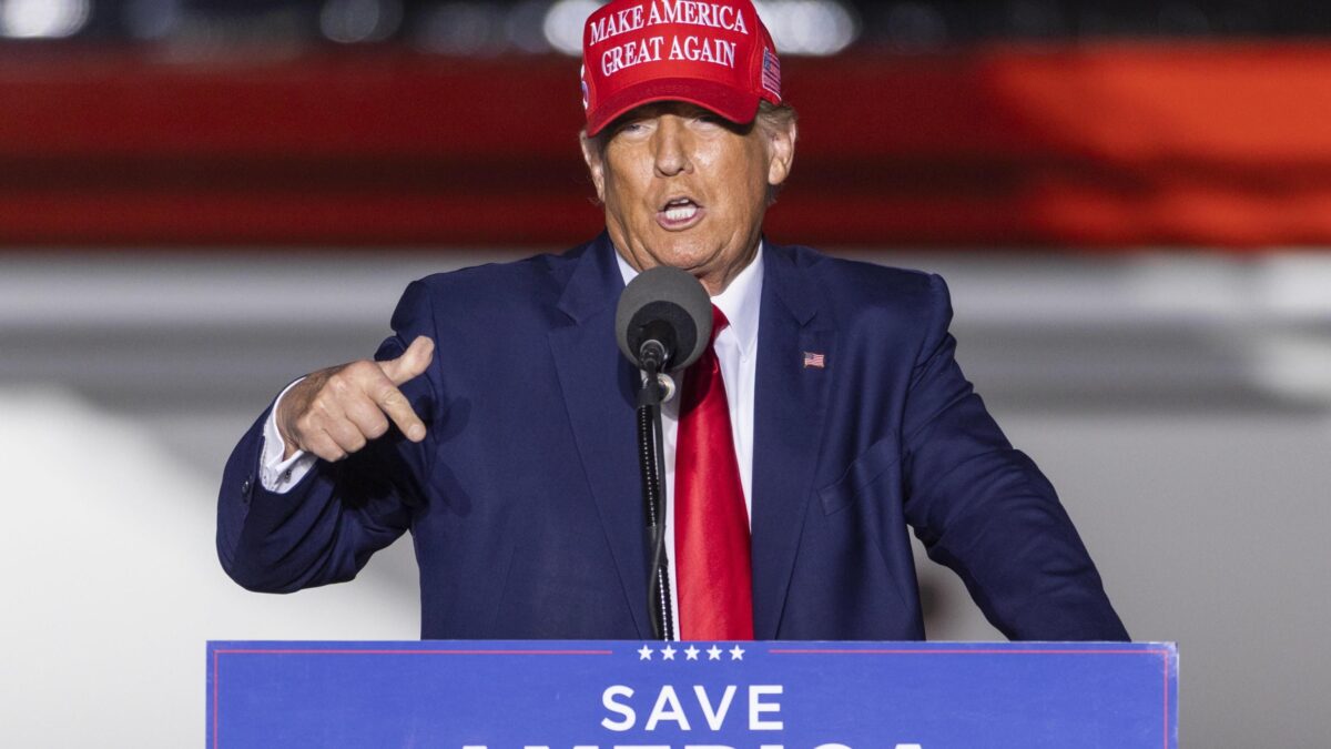 «Non capiscono che mi rafforzano». Trump risponde alle accuse dei dem