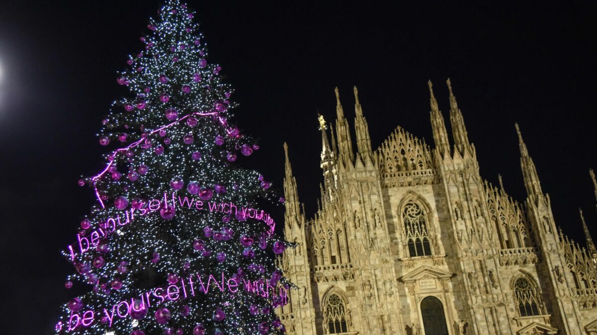La magia del luccichio di alberi e addobbi per le vie delle città