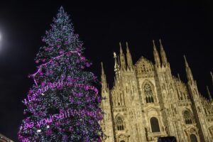 La magia del luccichio di alberi e addobbi per le vie delle città