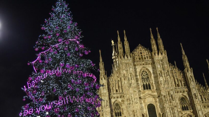 La magia del luccichio di alberi e addobbi per le vie delle città