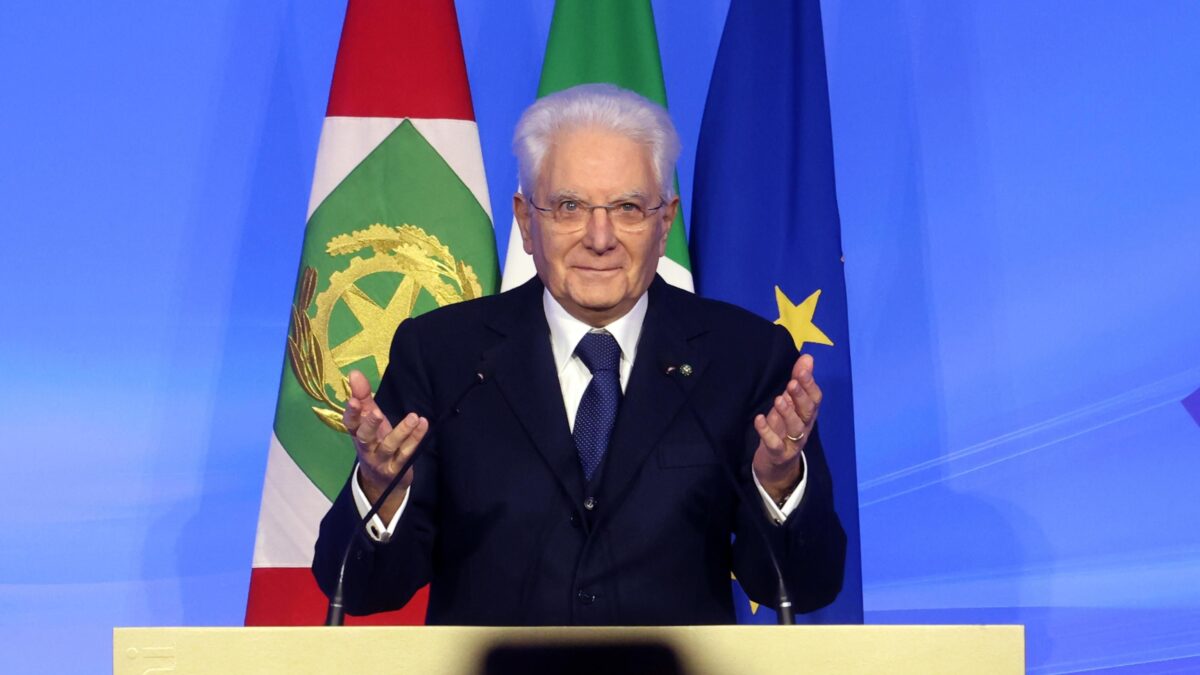 Mentre fa il finto pontiere Mattarella prepara la gabbia per intrappolare la Meloni