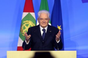 Mentre fa il finto pontiere Mattarella prepara la gabbia per intrappolare la Meloni