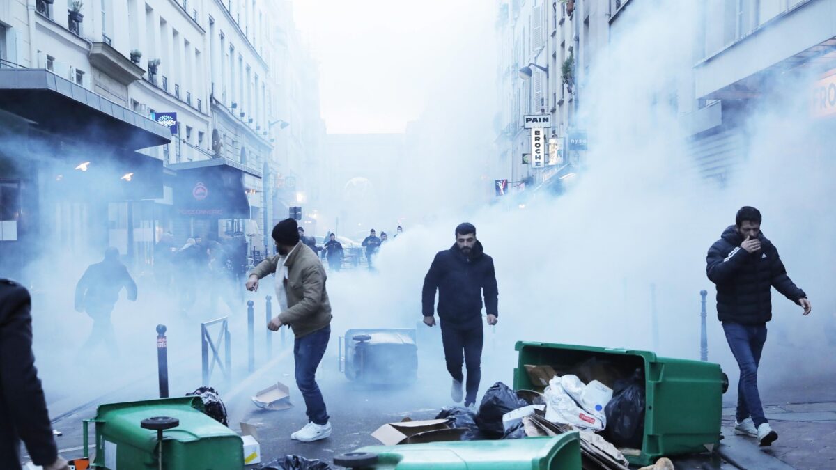 Uccide tre curdi a Parigi: esplode la guerriglia