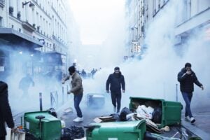 Uccide tre curdi a Parigi: esplode la guerriglia