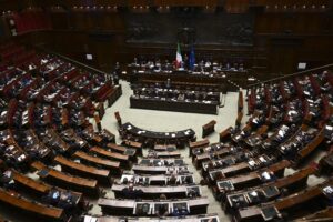 Il governo pone la fiducia sul dl Rave. Addio a pass, tamponi e sospensioni