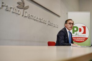Gli antirazzisti ad anatra e involtini ora vogliono i cinesi sotto vigilanza