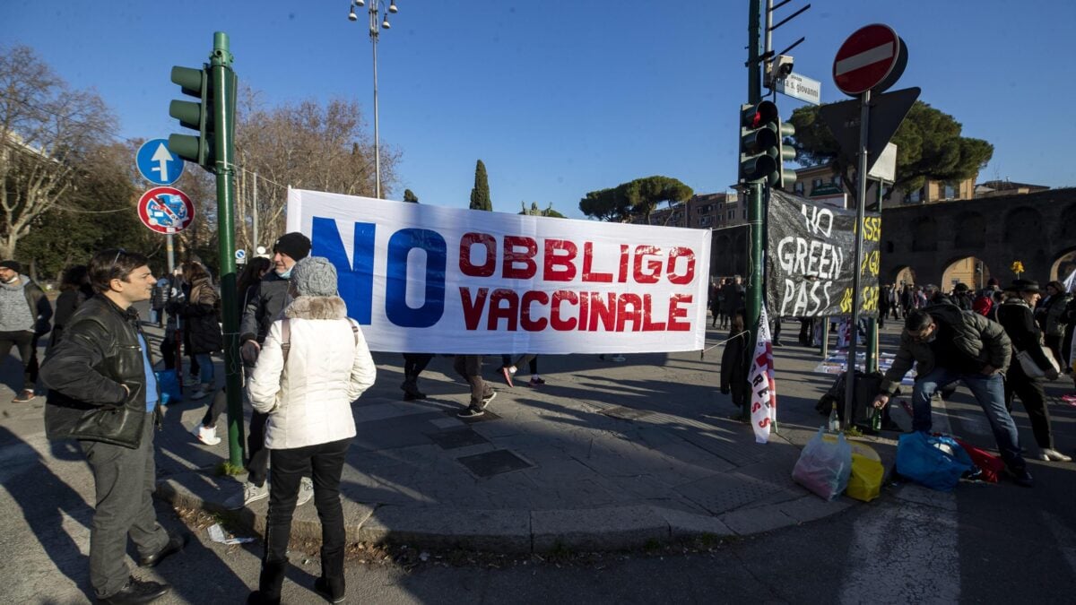L’ultima arma antifascista è il culto sanitario