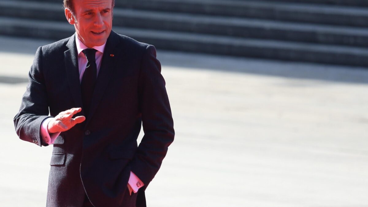 Nuovo autogol «ecologico» di Macron. Dopo le centrali, spegnerà gli aerei