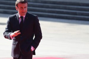 Nuovo autogol «ecologico» di Macron. Dopo le centrali, spegnerà gli aerei
