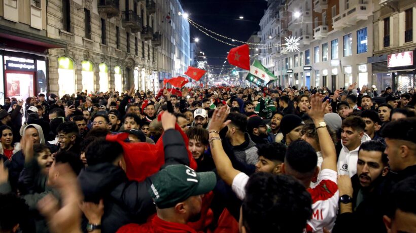 Sassaiole, saccheggi, roghi e arresti. Il Marocco vince e l’Europa brucia