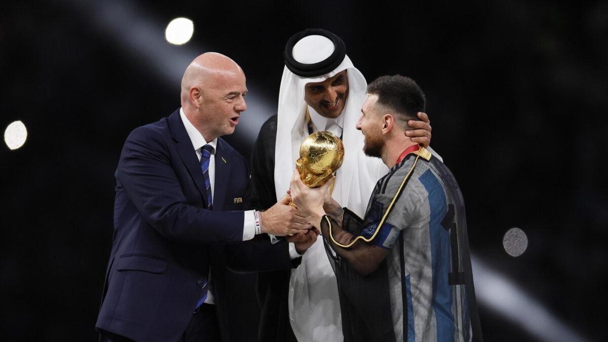 La veste imposta sulle spalle di Messi serve a coprire le malefatte del Qatar