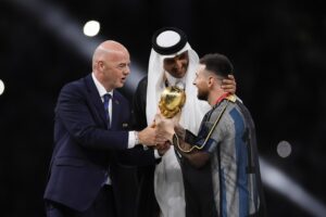 La veste imposta sulle spalle di Messi serve a coprire le malefatte del Qatar