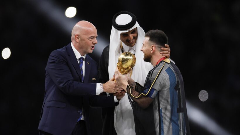 La veste imposta sulle spalle di Messi serve a coprire le malefatte del Qatar