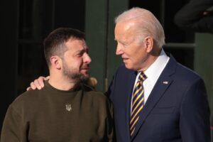Zelensky vola negli Stati Uniti per chiedere soldi e armi. E Biden raddoppia la posta