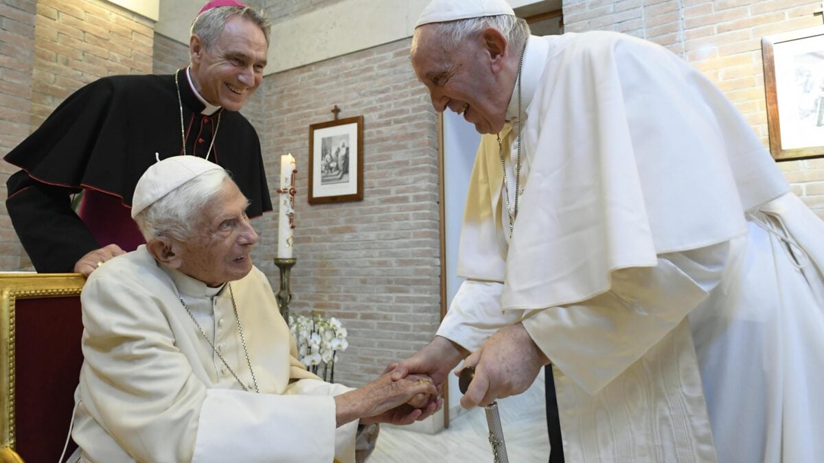 Francesco: «Pregate per Benedetto XVI». Si teme per la salute del Papa emerito