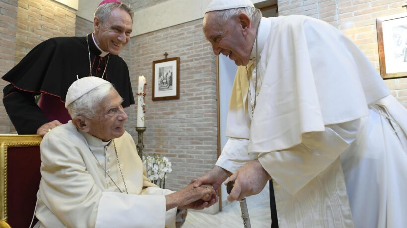 Francesco: «Pregate per Benedetto XVI». Si teme per la salute del Papa emerito