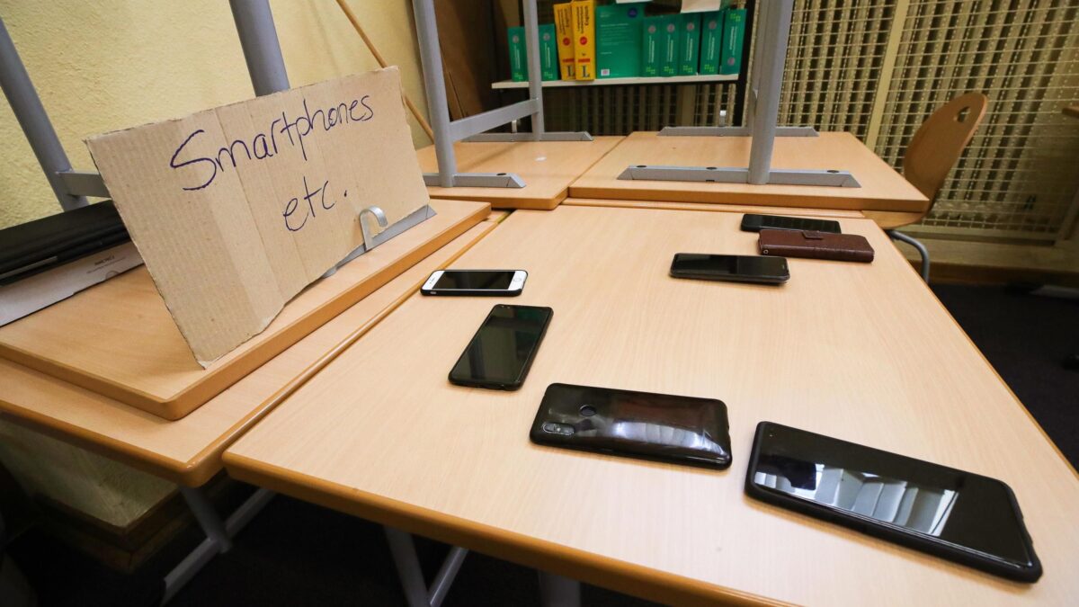 La lotta ai telefonini in classe sfida il Pnrr