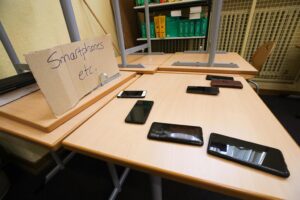 La lotta ai telefonini in classe sfida il Pnrr