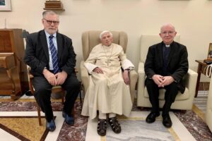 Messa al capezzale di Ratzinger. Il Papa emerito rifiuta il ricovero