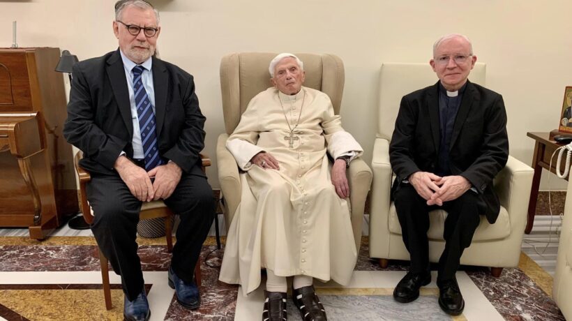 Messa al capezzale di Ratzinger. Il Papa emerito rifiuta il ricovero