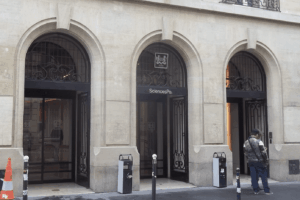 Utilizza i termini «uomini» e «donne». Prof licenziata dopo le proteste Lgbt