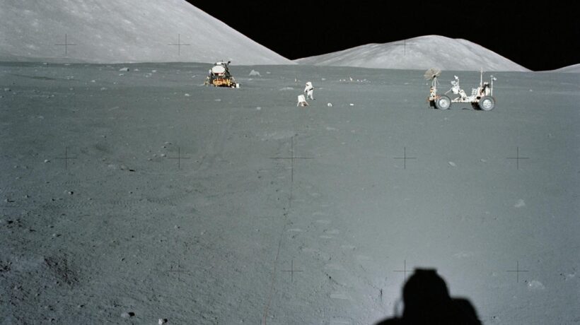 Taurus-Littrow, area dell'allunaggio, 12 dicembre 1972. Il lem «Challenger» e, a destra il Rover. (Nasa)