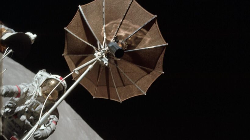 Cernan al lavoro sull'antenna del «Rover» (Nasa)